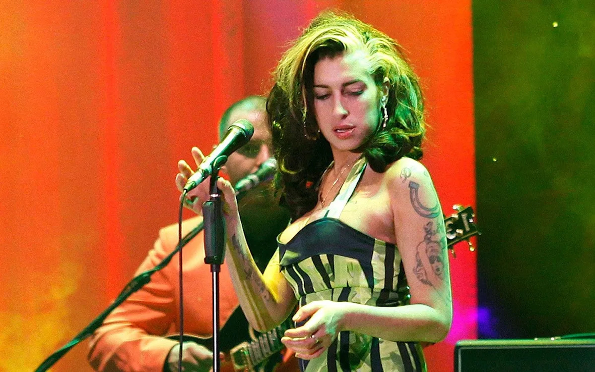 Amy Winehouse’s friends ‘pocketed thousands by selling her belongings at auction’ Amy Winehouse’s friends ‘pocketed thousands by selling her belongings at auction’
