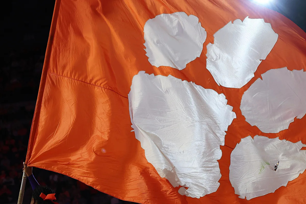 Godfrey scores 14, Welling plays key role in final seconds and Clemson edges Syracuse 64-61 Godfrey scores 14, Welling plays key role in final seconds and Clemson edges Syracuse 64-61