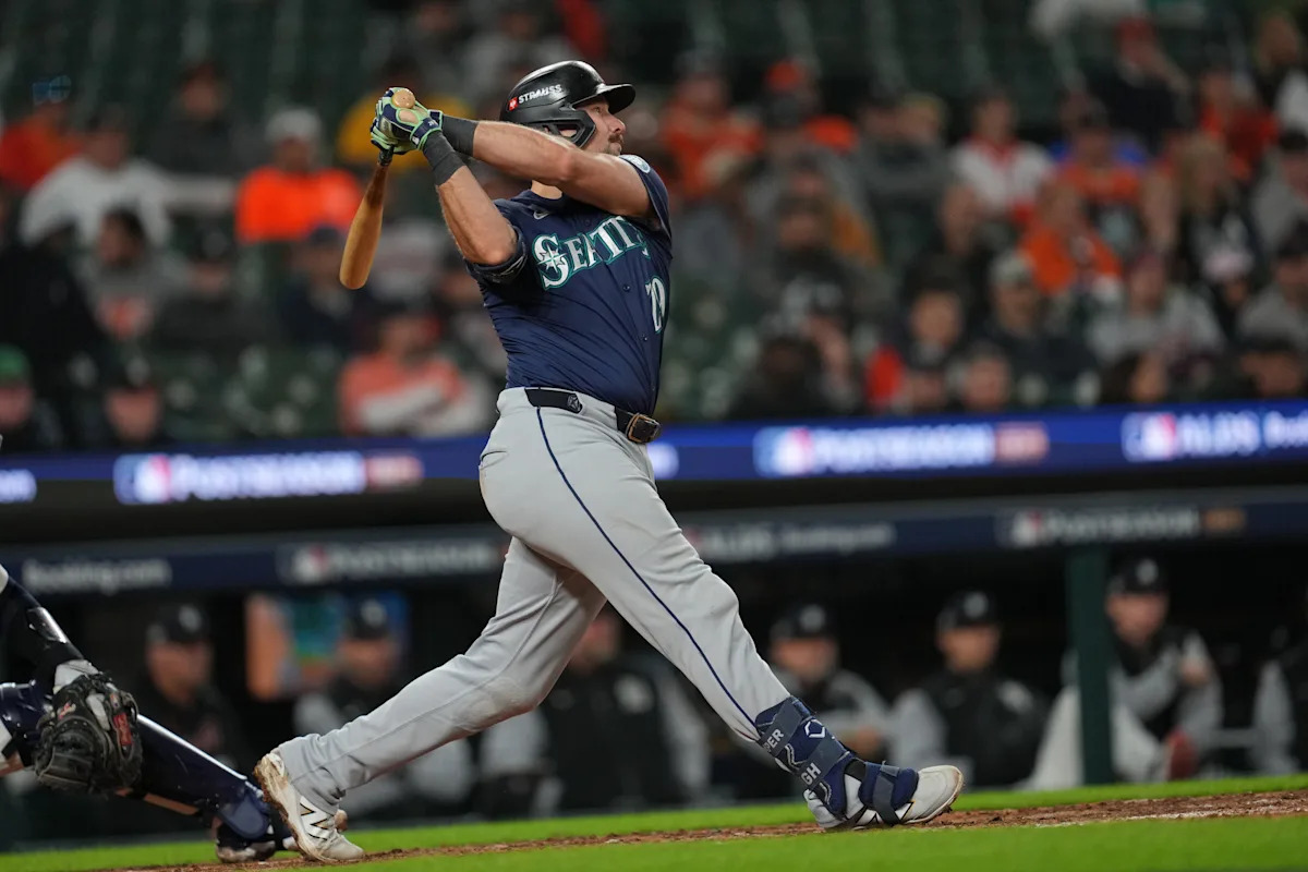 Cal Raleigh grants request of only Mariners fan in a sea of Tigers fans with his first HR of playoffs: ‘Dump here’ Cal Raleigh grants request of only Mariners fan in a sea of Tigers fans with his first HR of playoffs: ‘Dump here’