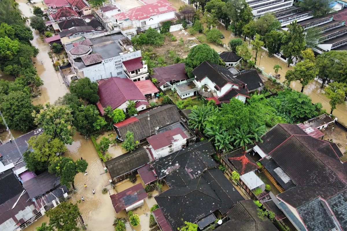 Damage and more rain hamper search for flood and landslide victims in Indonesia Damage and more rain hamper search for flood and landslide victims in Indonesia