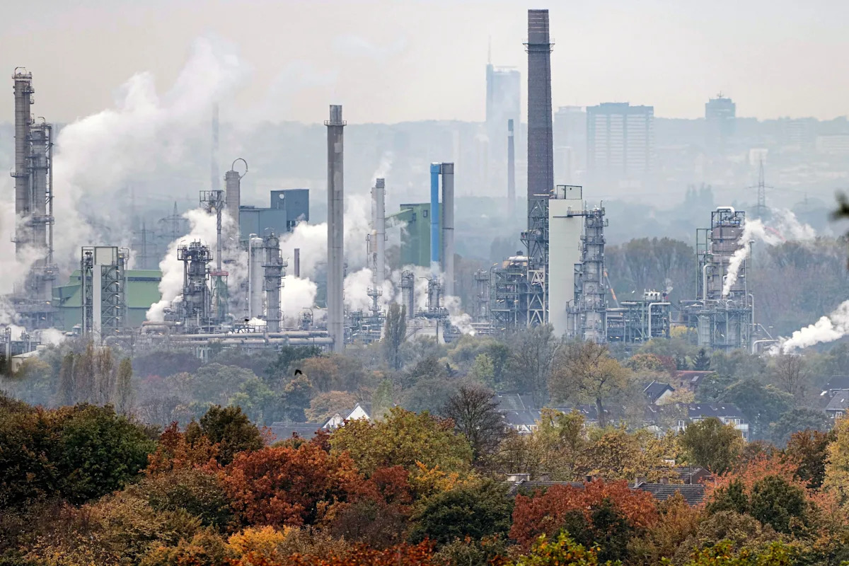 Relentless rise in carbon pollution from fossil fuels slightly dampens climate-fighting hopes Relentless rise in carbon pollution from fossil fuels slightly dampens climate-fighting hopes