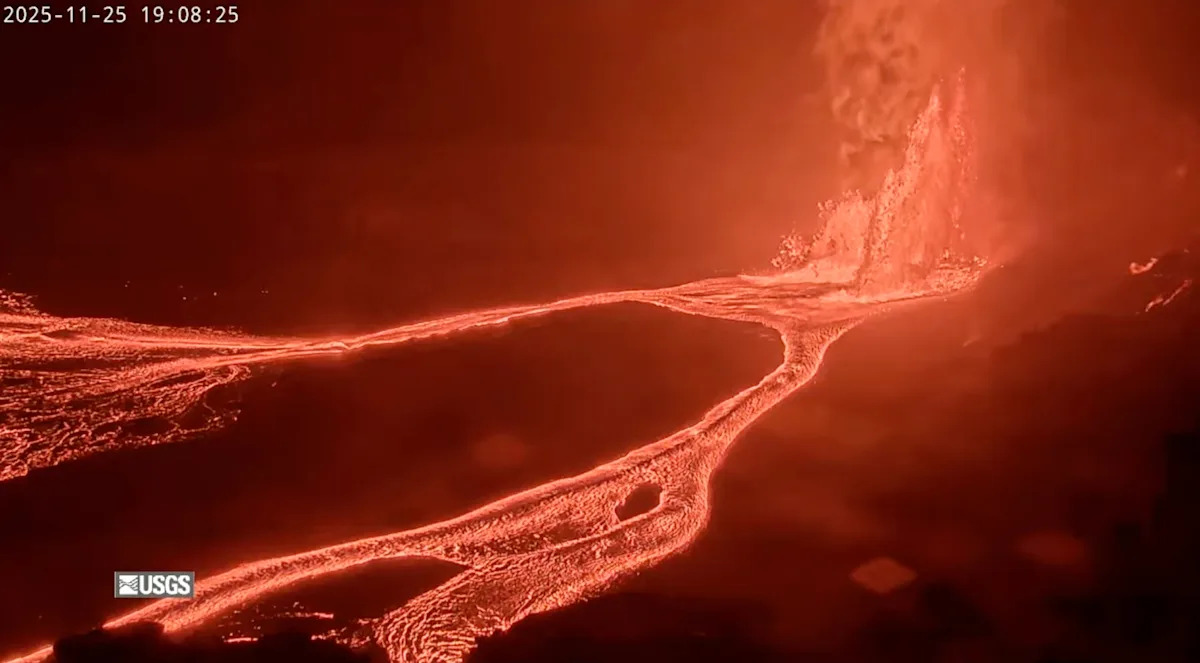 Kilauea displays lava fountains for the 37th time since its eruption began last year Kilauea displays lava fountains for the 37th time since its eruption began last year