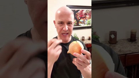 An Onion Knocks Out Sinus Congestion! Dr. Mandell An Onion Knocks Out Sinus Congestion! Dr. Mandell