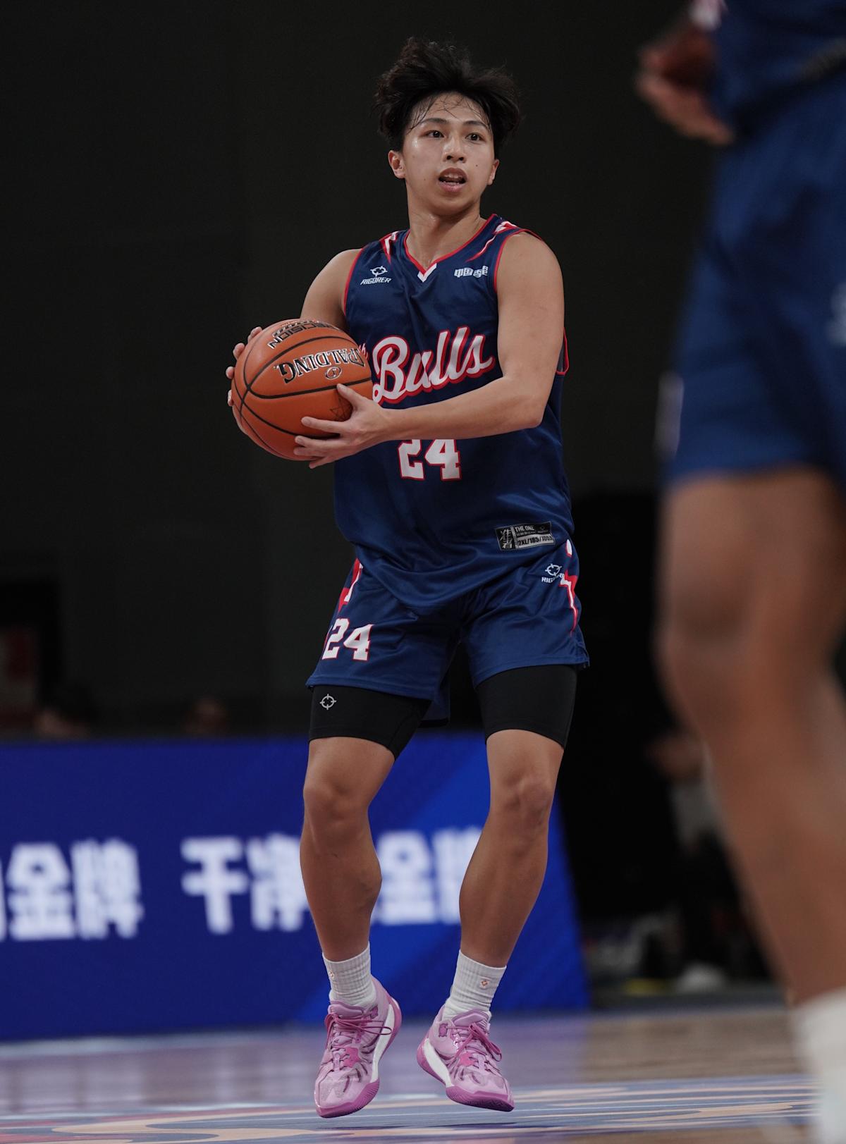 籃球NBL|香港金牛主場大勝杭州經緯摘五連勝 新星吳委峻首次正選登場 攻入全隊最高13分 籃球NBL|香港金牛主場大勝杭州經緯摘五連勝 新星吳委峻首次正選登場 攻入全隊最高13分