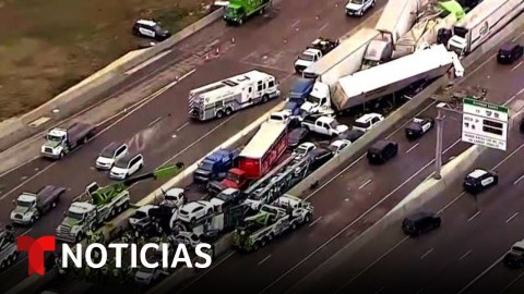 Así fue el mortal choque de unos 100 vehículos en Texas | Noticias Telemundo Así fue el mortal choque de unos 100 vehículos en Texas | Noticias Telemundo