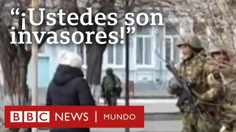 Mujer ucraniana a soldado ruso: "Toma estas semillas de girasol para que crezcan cuando te mueras" Mujer ucraniana a soldado ruso: "Toma estas semillas de girasol para que crezcan cuando te mueras"