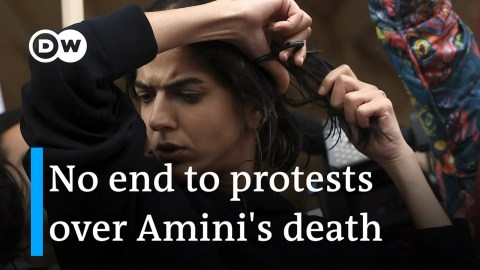 Women around the world cut their hair in solidarity with Iranian protesters | DW News Women around the world cut their hair in solidarity with Iranian protesters | DW News