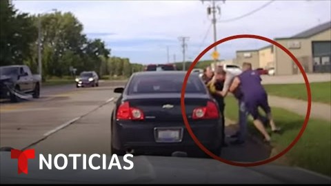 Cuatro personas ayudan a una policía a arrestar a un hombre | Noticias Telemundo Cuatro personas ayudan a una policía a arrestar a un hombre | Noticias Telemundo