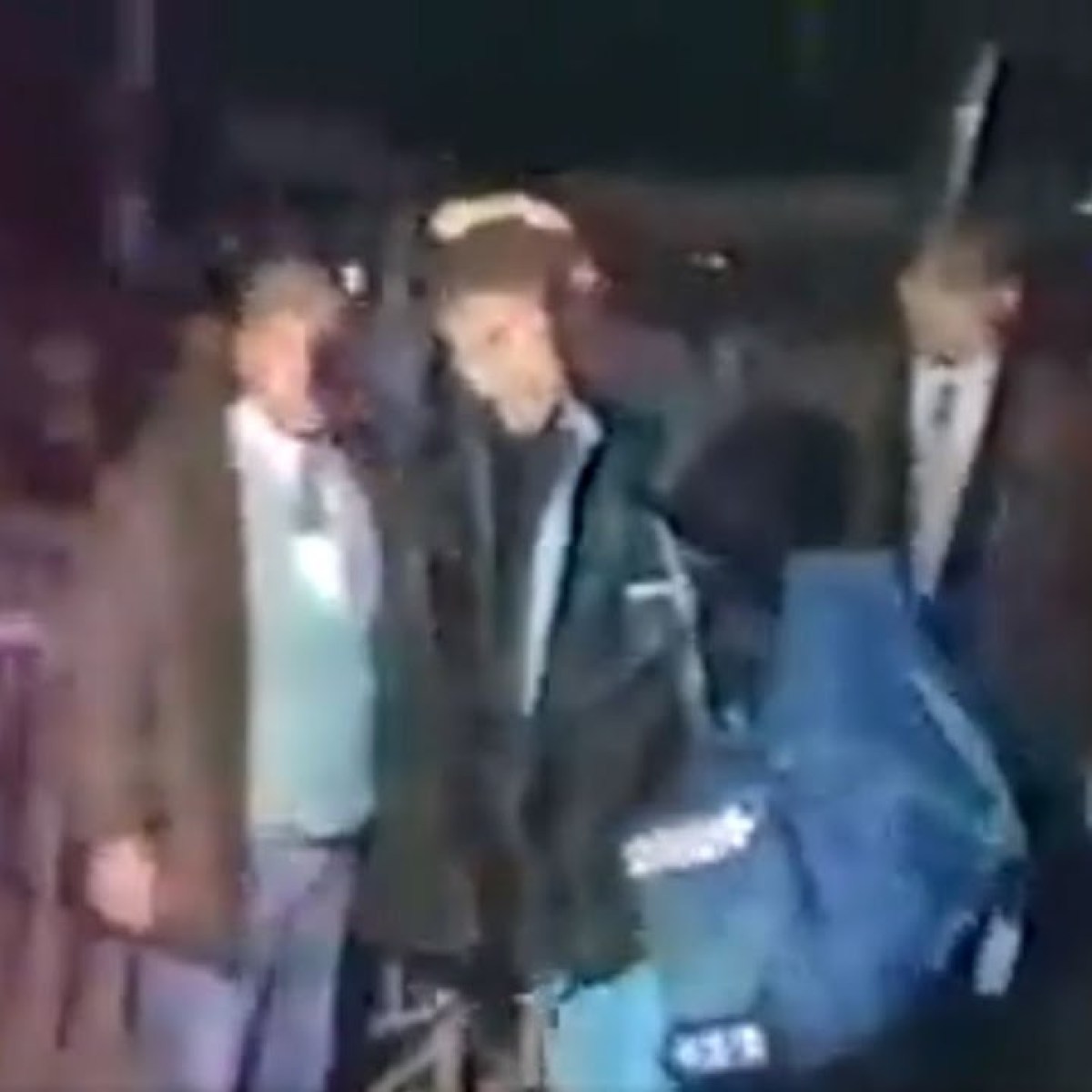 VIDÉO – Jean-Pierre Papin reçoit une canette de bière sur la tête en descendant du car de l’OM à Saint-Etienne VIDÉO – Jean-Pierre Papin reçoit une canette de bière sur la tête en descendant du car de l’OM à Saint-Etienne