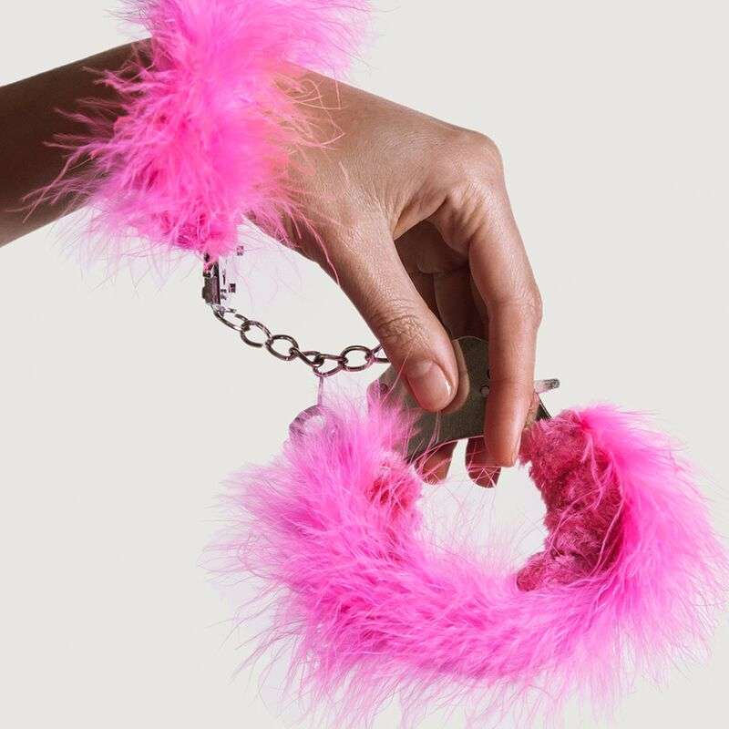 ADRIEN LASTIC – MENOTTES EN MÉTAL À PLUMES ROSE