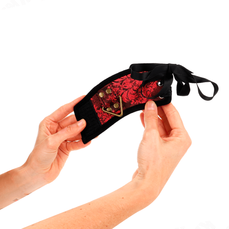 KINK – ATTACHE-POIGNETS SCANDAL DÉTAILS DENTELLE ROUGE-NOIR 24,5 CM X 6,5 CM