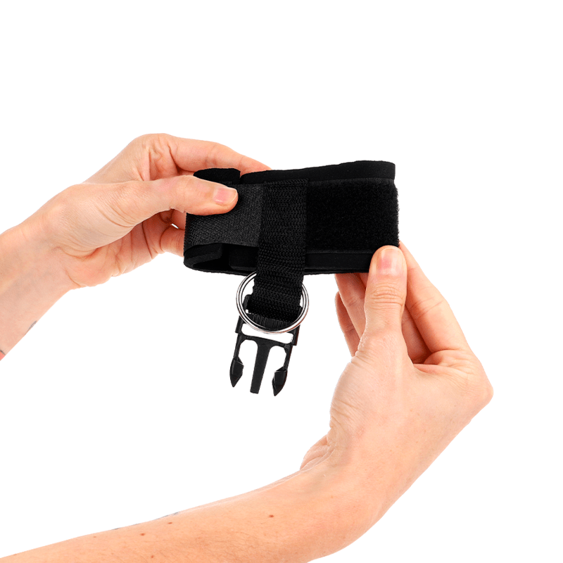 KINK – APPUI-POIGNET EN NÉOPRÈNE À ATTACHES ET BOUCLES NOIR RÉGLABLE 22-34 CM