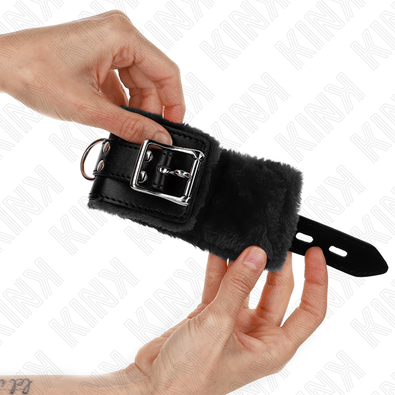 KINK – APPUI-POIGNETS DOUBLÉS DE FOURRURE NOIR AVEC CEINTURE NOIRE RÉGLABLE 17-29 CM X 6 CM