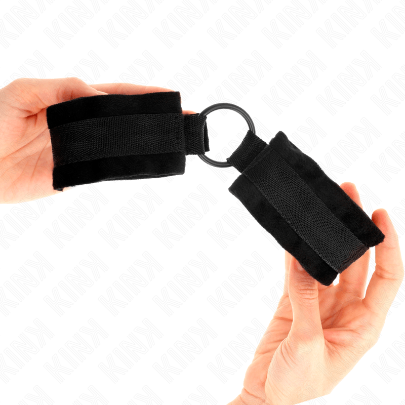 KINK – MANCHETTES DÉBUTANT FOURRURE 25 CM AVEC O-RING 4 CM NOIR AJUSTABLE 15-25 CM