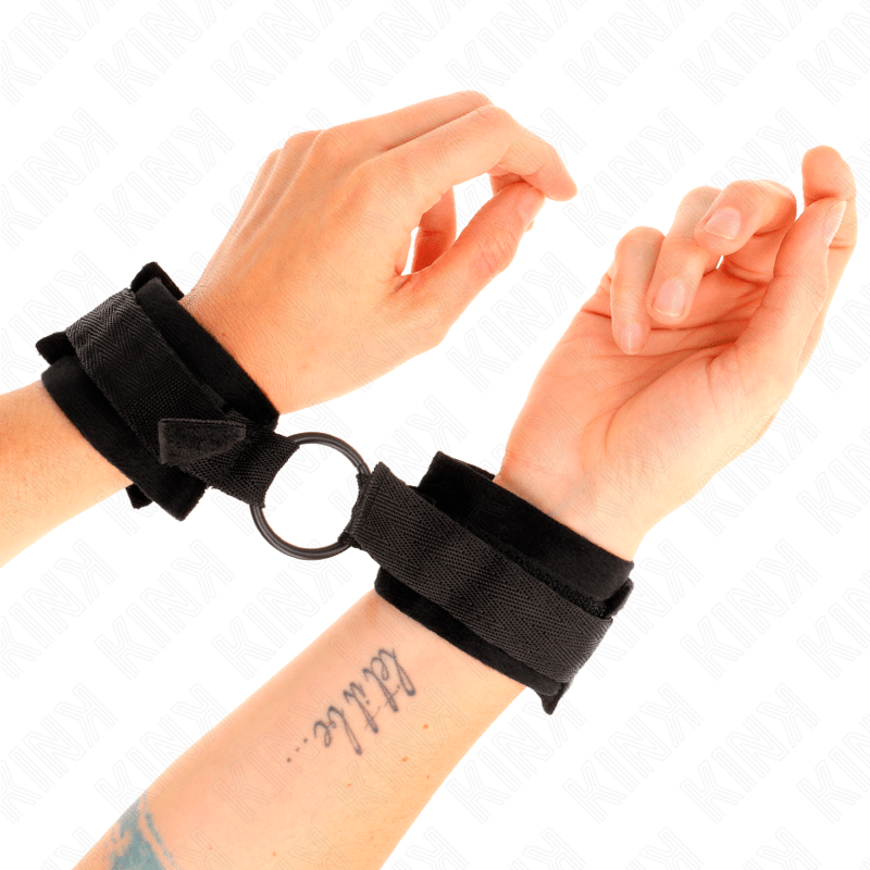 KINK – MANCHETTES DÉBUTANT FOURRURE 25 CM AVEC O-RING 4 CM NOIR AJUSTABLE 15-25 CM