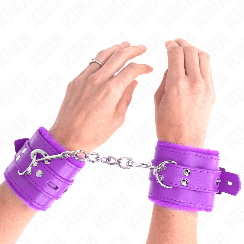 KINK – APPUI-POIGNETS DOUBLÉS DE FOURRURE AVEC TROUS CARRÉS VIOLET ET CEINTURE VIOLET RÉGLABLE 17-29 CM X 6 CM