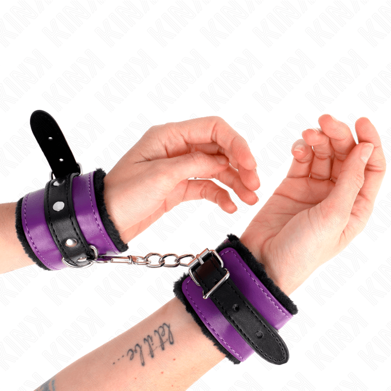 KINK – APPUI-POIGNETS DOUBLÉS DE FOURRURE PREMIUM NOIR AVEC CEINTURE VIOLET / NOIRE RÉGLABLE 17-29 CM X 6 CM