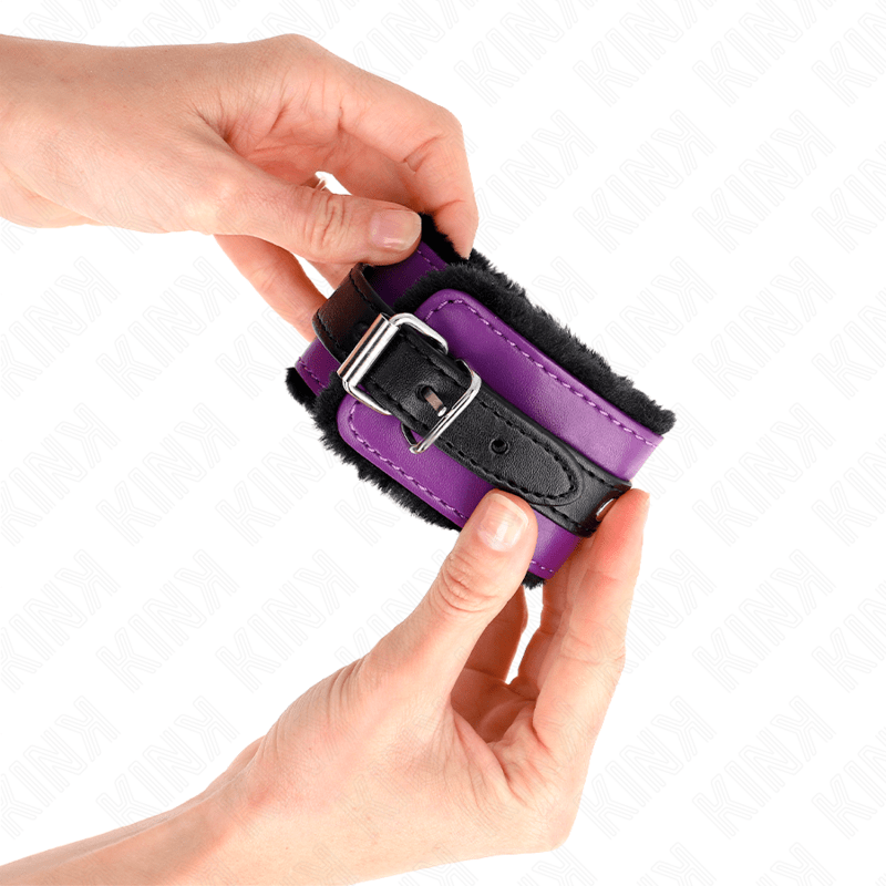 KINK – APPUI-POIGNETS DOUBLÉS DE FOURRURE PREMIUM NOIR AVEC CEINTURE VIOLET / NOIRE RÉGLABLE 17-29 CM X 6 CM