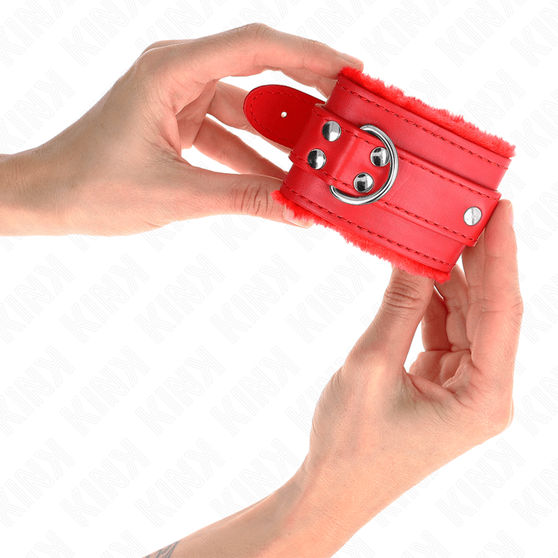 KINK – APPUI-POIGNETS DOUBLÉS DE FOURRURE ROUGE AVEC CEINTURE ROUGE RÉGLABLE 17-29 CM X 6 CM