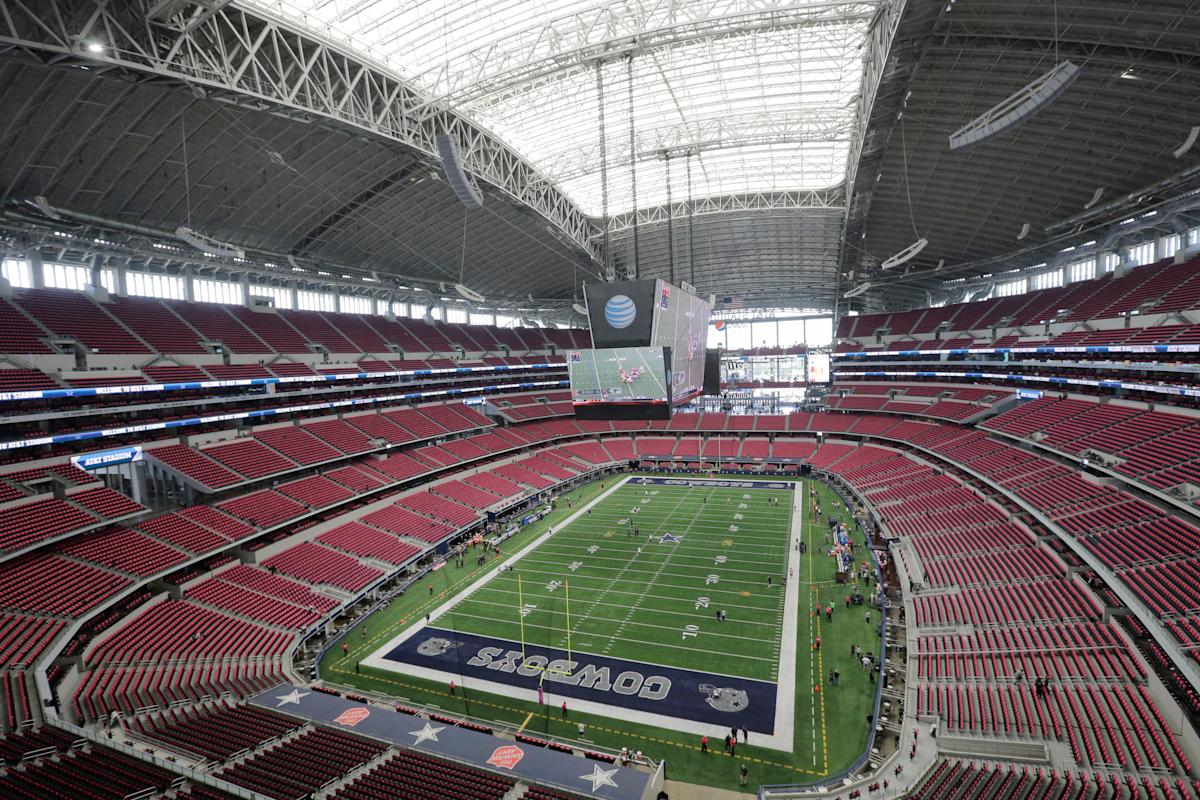 テキサンズ対カウボーイズの試合前の開場後、AT&Tスタジアムの屋根から金属片が落下 テキサンズ対カウボーイズの試合前の開場後、AT&Tスタジアムの屋根から金属片が落下