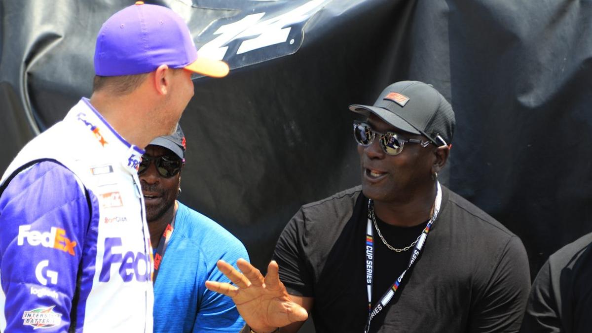 ジョーダンとハムリンがNASCAR動議を破り、スーツはディスカバリーへ向かう ジョーダンとハムリンがNASCAR動議を破り、スーツはディスカバリーへ向かう