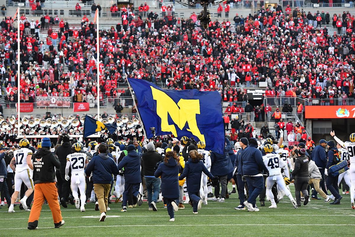 旗植えの祝典により、いくつかの白熱した大学フットボールのライバル試合で喧嘩が勃発 旗植えの祝典により、いくつかの白熱した大学フットボールのライバル試合で喧嘩が勃発