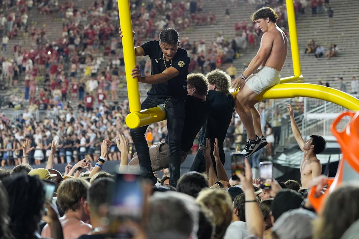 番狂わせの勝利でファンがフィールドに乱入、ヴァンダービルトとアーカンソーに6桁の罰金 番狂わせの勝利でファンがフィールドに乱入、ヴァンダービルトとアーカンソーに6桁の罰金