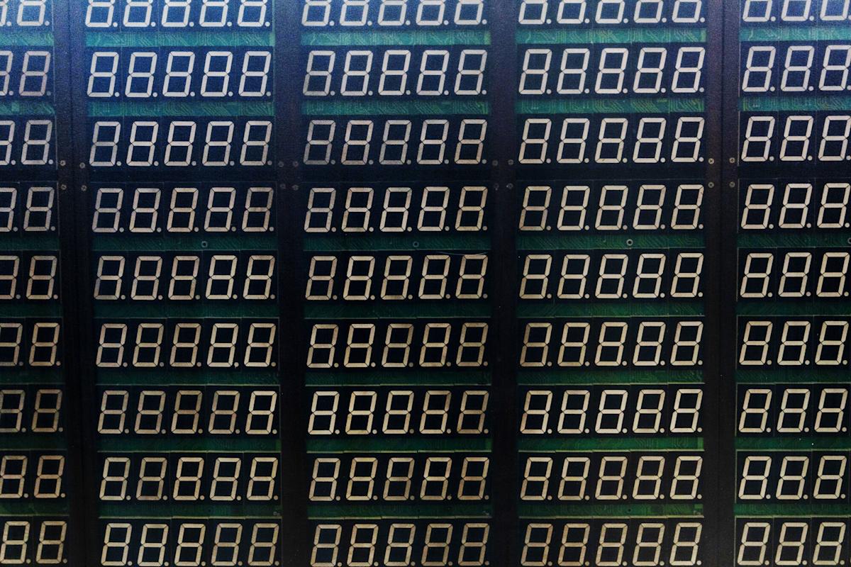 中国株、期待外れの財政計画と弱いデータで下落 中国株、期待外れの財政計画と弱いデータで下落