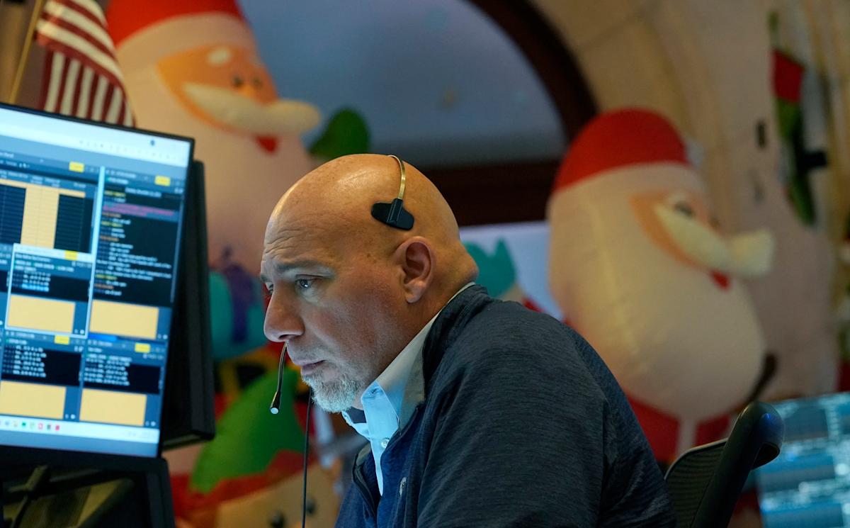 Dow, S&P 500, Nasdaq clobbered as Fed, Powell signal fewer rate cuts in 2025 Dow, S&P 500, Nasdaq clobbered as Fed, Powell signal fewer rate cuts in 2025
