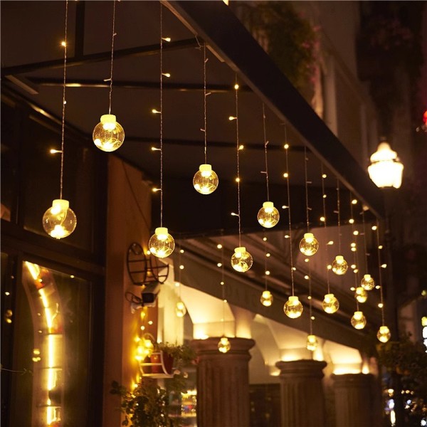 Guirnalda de Luces y Esferas navideñas.