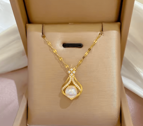 Collar dorado con linda perla