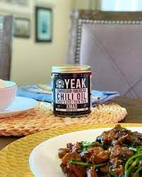 Yeak Inc Salsa picante Kmao Chili Oil para filetes, fideos, tacos Salsa casera Camboyano-Americana (Chili Oil KMAO) Nivel de calor – Caliente