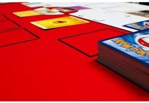 The Gaming Mat Company Tapete de juego de Pokémon compatible con 2 jugadores para cartas de Pokémon, 28 x 18 x 0.16 pulgadas, tapete de batalla rojo
