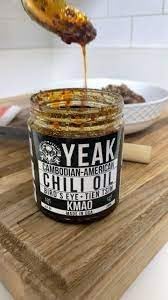 Yeak Inc Salsa picante Kmao Chili Oil para filetes, fideos, tacos Salsa casera Camboyano-Americana (Chili Oil KMAO) Nivel de calor – Caliente