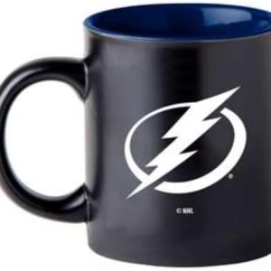Boelter Brands Taza de café negra mate de dos tonos, logotipo del equipo de la NHL con color interno del equipo (Tampa Bay Lightning) Boelter Brands Taza de café negra mate de dos tonos, logotipo del equipo de la NHL con color interno del equipo (Tampa Bay Lightning)