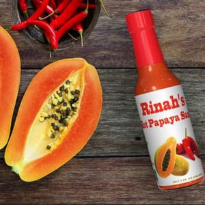 Salsa picante de papaya hecha con papaya. Salsa picante estilo caribeño de Rinah. Pimientos habaneros, sal y condimentos. Paquete de 4. Ideal para
