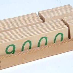 Montessori – Tarjetas de números de madera grandes con caja (1-9000) Montessori – Tarjetas de números de madera grandes con caja (1-9000)