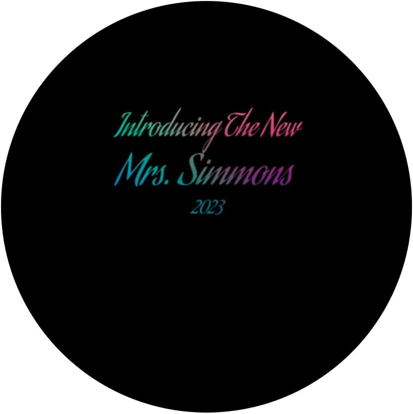 Presentamos el nuevo compromiso de boda de Mrs SIMMONS 2023 PopSockets Standard PopGrip