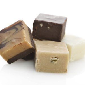 Milkylicious – Dulce cremoso suave hecho a mano a la antigua, crujiente de chocolate con leche inglesa (14 libra), hervidor cocido y envuelto Milkylicious – Dulce cremoso suave hecho a mano a la antigua, crujiente de chocolate con leche inglesa (14 libra), hervidor cocido y envuelto