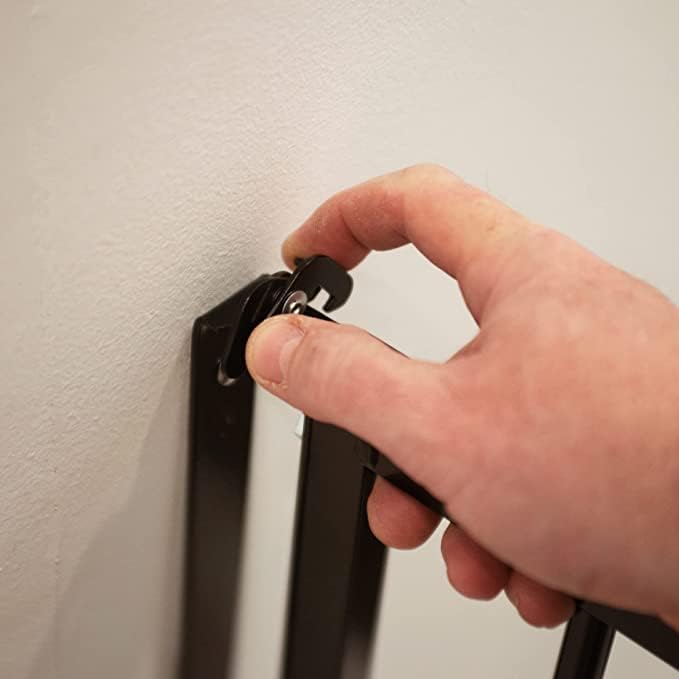 Puerta especial para escalera marca Cardenal Gates, Negro