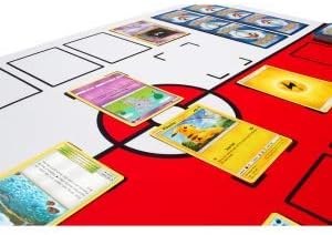 The Gaming Mat Company Tapete de juego de Pokémon compatible con 2 jugadores para cartas de Pokémon, 28 x 18 x 0.16 pulgadas, tapete de batalla rojo