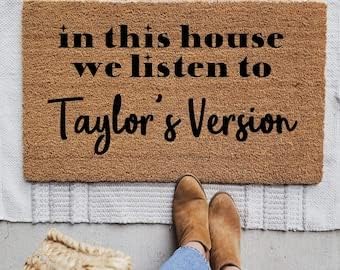 Fprqlyze in This House We Listen to Inspired – Tapete de bienvenida inspirado, regalo personalizado, regalo personalizado