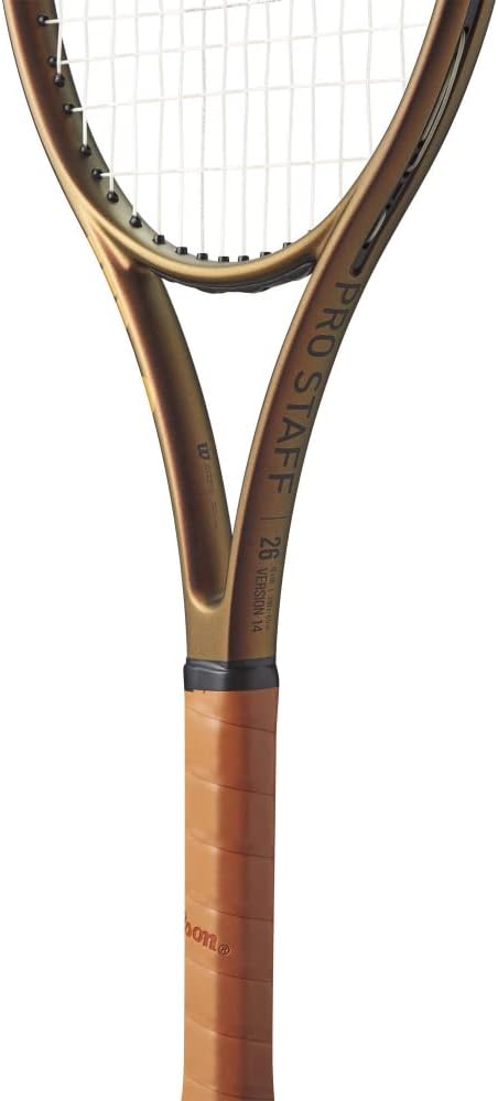 Wilson Pro Staff 26 Junior v14 – Raqueta de tenis con cuerda Syn Gut de 0.56 oz a tensión de rango medio en tu elección de colores, potencia