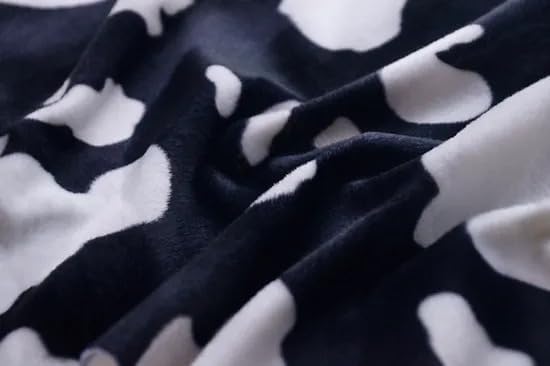 Tela de velboa ultra suave con estampado de vaca de pelo corto, 58 pulgadas, vendido por The Continuous YardIdeal para mantas, sudaderas, juguetes,