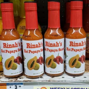 Salsa picante de papaya hecha con papaya. Salsa picante estilo caribeño de Rinah. Pimientos habaneros, sal y condimentos. Paquete de 4. Ideal para
