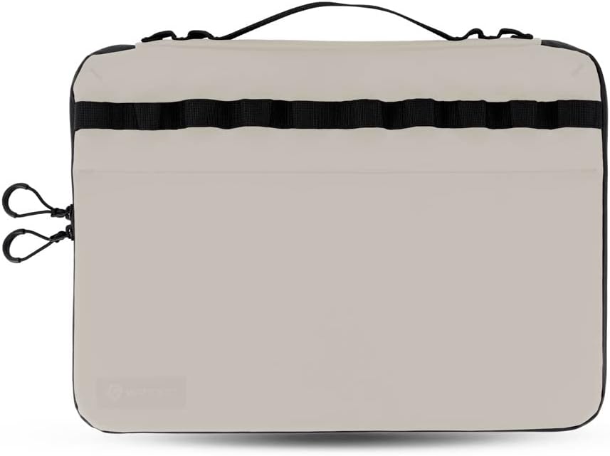 WANDRD Funda para laptop de 16 pulgadas y soporte ergonómico, solución de transporte mínima diseñada para adaptarse a Apple MacBooks (Yuma Tan)