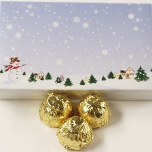 Scott’s Cakes Caramelos de relleno de crema de arce de chocolate oscuro con láminas doradas en una caja de invierno de 1 libra Scott’s Cakes Caramelos de relleno de crema de arce de chocolate oscuro con láminas doradas en una caja de invierno de 1 libra