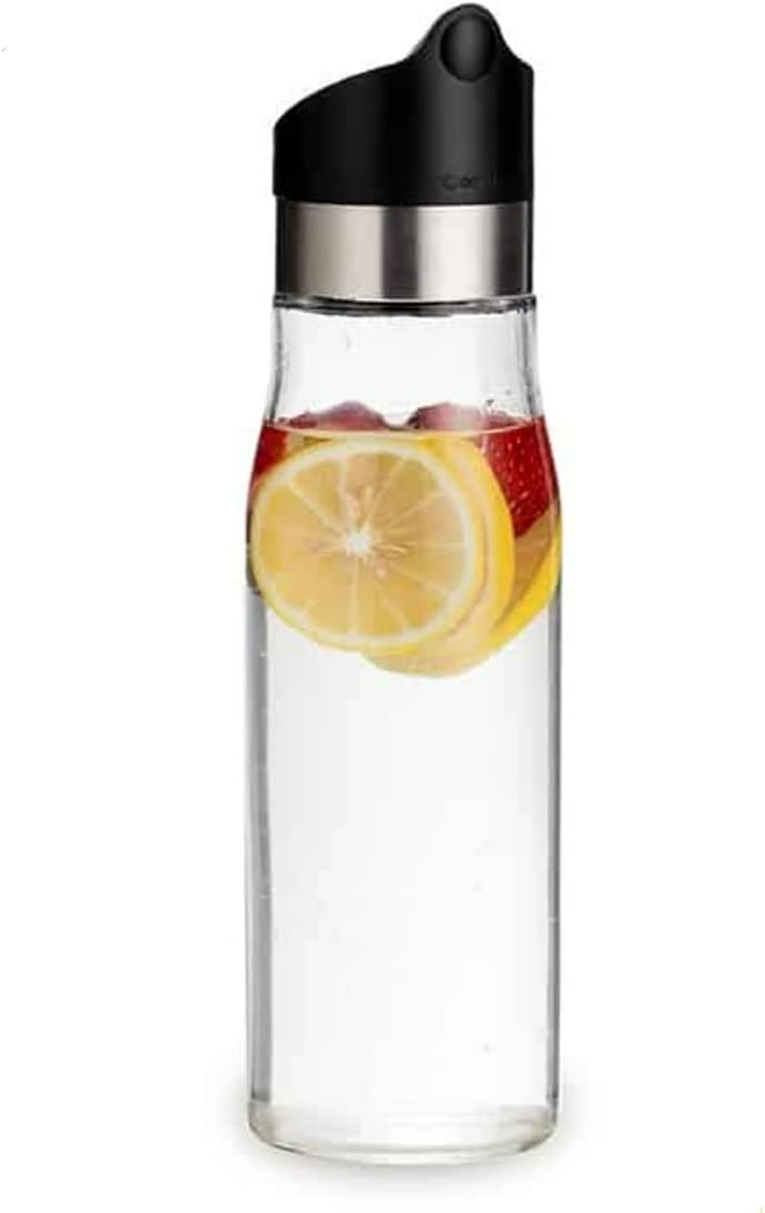 J&M DESIGN Jarra de agua de vidrio de 28 onzas con tapa de acero inoxidable y plástico de fácil torsión, con colador extraíble para bebidas de jugo,