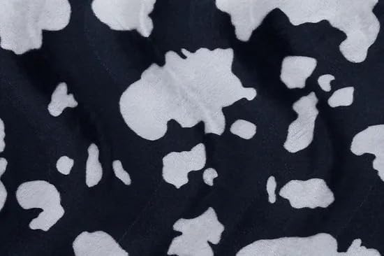 Tela de velboa ultra suave con estampado de vaca de pelo corto, 58 pulgadas, vendido por The Continuous YardIdeal para mantas, sudaderas, juguetes,