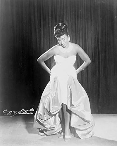 Cuadro en Lienzo 16×20 Celia Cruz, Retrato de cuerpo entero, Frente al frente, En el escenario, 1962